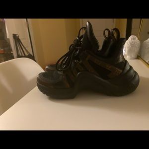 Black archlight Lv sneakers